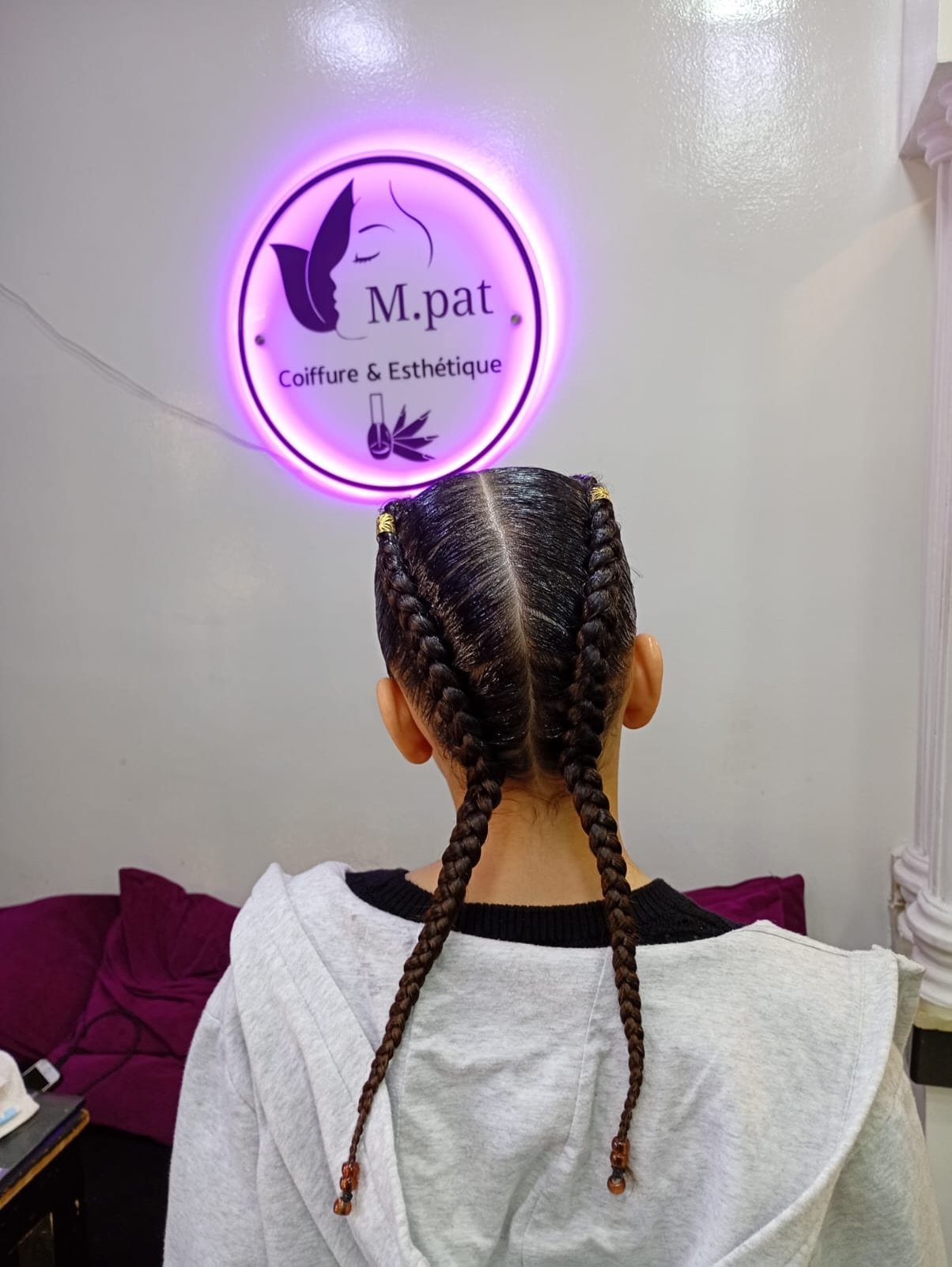 French manucure longue durée — M.PAT Coiffure Marrakech